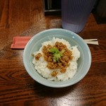 麺屋 まるはな - サービスライス。そぼろが載ってた(常時かどうかは不明)