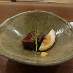 申虎 - 牛タンの角煮と煮玉子に芽葱トッピング