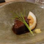 申虎 - 牛タンの角煮と煮玉子に芽葱トッピング