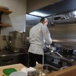 申虎 - 厨房で水田シェフ作業中（了解済）