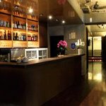 中国料理孝華 - 入り口にはバーカウンターがございます。
