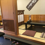 鮮菜家 - 小上がり席をパシャ
      平日の１１時４０分です