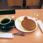 Kohikan - ストレートコーヒー＋ホットケーキ２枚。