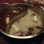 中国火鍋専門店 小肥羊 - スープは二種。