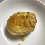 美瑛選果 新千歳空港店 - コーンの粒の形を再現したコーンパン