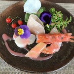 Miyabi - 前菜はいちごのソースで。お花は全て食用花