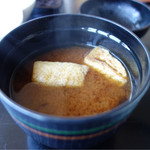 Matsushiyupoteto - 揚げとワカメの赤出汁