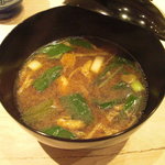 くろぎ - お揚げさんと九条葱の味噌汁。