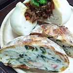 ブーランジェリー プチットゥ フォレ - ビーフシチューパンとリュスティクポパイのカット。