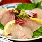 坂本屋 - 小菜の刺身
            一人分がレモンで仕切られてました。