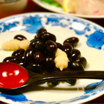 坂本屋 - 煮豆と白いのはチョロギ。シソ科の植物でチョロギの塊茎の部分。お正月に見かける食材。