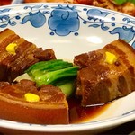 坂本屋 - 卓袱コース料理の代表格「東坡煮（とうばに）」。まんじゅうにはさんで食べる中華スタイルよりやや和食寄りの印象。