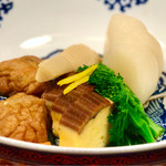 坂本屋 - お野菜の炊き合わせ（少しつまんだ後に慌てて撮影）
      上品な出汁がきいています。