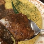 カレーの店 マボロシ - 【2017.2.4】焼き目が付いたチキン。