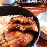 うな川 - 厚さは普通。臭みが無く皮はカリッとしている。