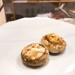 備長炭焼鳥 鳥しげ - マッシュルームにトルコ産チーズを詰めて