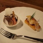 ル トレトゥール K - "アミューズ：燻製鴨肉　ブルーチーズとフランボワーズソース・薄焼きパイ生地に
南仏ソースと呼ばれるタプナードにトマトと玉ねぎ、イトヨリ乗せ"