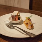 ル トレトゥール K - "アミューズ：燻製鴨肉　ブルーチーズとフランボワーズソース・薄焼きパイ生地に
南仏ソースと呼ばれるタプナードにトマトと玉ねぎ、イトヨリ乗せ"