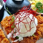 Tonkatsu Kanejuu - 大根のおろしには糸唐辛子が乗っていて鮮やかです【料理】