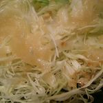 千切りのキャベツには超濃厚玉ねぎドレッシング