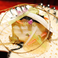 銀座 しのはら - 鮑と自家製胡麻豆腐、雲丹、伊勢海老に土佐酢の煮凝りをかけて