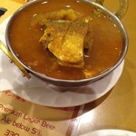 ニールガガン 一番街店 - マッチャ・トルカリ:輸入魚コルワのあら煮 ワイルドでしょ? でも味はやさしい