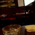 コションローズ - カウンターから見たテーブル席