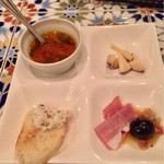 ヒジテツ - お通し：カポナータ？トマトの煮込み・なにがしらのチーズ・いちじく？とクリームチーズのカナッペ・生ハムとオリーブ