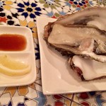 ヒジテツ - 生牡蠣。580円。デカい～！