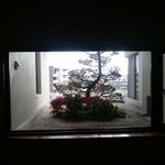 月見里 - 玄関正面の中庭