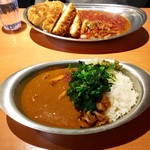 もつ千 - カレー小盛+ほうれん草トッピング。奥は、同僚オーダーのカレー普通盛+チキンカツトッピング