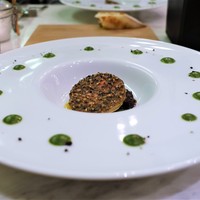 マチュリテ - フォアグラのコンフィ　胡麻のクルート焼き　パンデピスのキャラメリゼ添え