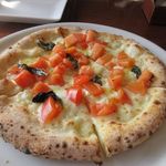 アルテジオダイニング - この日の日替わりピザは日出町真那井のトマト「トマ王」を使ったマルゲリータ１５５０円。
      
      とても甘みのあるトマトでした。