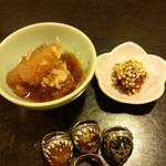 十割蕎麦みかあさ - お通しは数の子と蕎麦味噌。