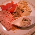 インペリアルバイキング サール - オードブル：サーモンマリネ、帝国のポテサラ、きのこのマリネ他