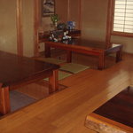 そば茶屋和久 - 掘りごたつのテーブル席です。　素材は紅紫檀でしっかりしています　