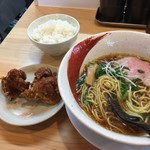 Chuuka Soba Oshitani - 醤油そば  ＋200円(ライス中  から揚げ)