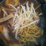 らーめん かず屋 - 麺を引っ張り出し