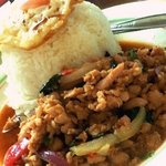 クルンテープ - “鶏肉のバジル炒めかけご飯”