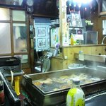 上田温酒場 - 店内の雰囲気(店の奥には神棚)