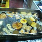 上田温酒場 - 美味しそうな関東煮が煮えています