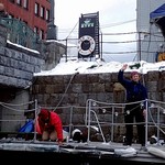 澤の露本舗 - 小樽運河クルーズ②；乗船便の出港．外国人スタッフがお見送り @2017/02/04