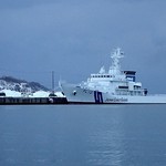 澤の露本舗 - 小樽運河クルーズ③；月見橋から一旦小樽港内へ(色内埠頭に停泊中のPL12えさん) @2017/02/04