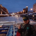 澤の露本舗 - 小樽運河クルーズ⑥；ナイトクルーズ特典のシャッターサービス(本人許諾済ｗ) @2017/02/04