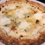 PIZZA SALVATORE CUOMO - ４種チーズのピッツァ