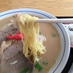 丸駒食堂 - とんこつチャーシューメン　麺アップ