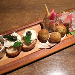 釜焼きビーフと釜焼きピッツァ BIST Kitchen - スペシャル前菜盛り合わせ