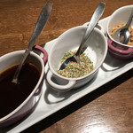 釜焼きビーフと釜焼きピッツァ BIST Kitchen - デミソース・ハーブ塩・粒マスタード