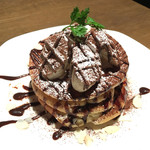 釜焼きビーフと釜焼きピッツァ BIST Kitchen - ショコラバナナ・スフレパンケーキ