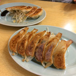 Kurumaya Ramen - まさに神業餃子です。
                40年以上のキャリアの人が焼いた餃子です。